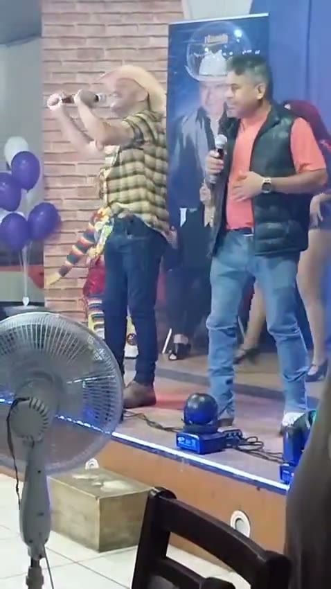 Edvan & Erivan cantando ao vivo no palco
